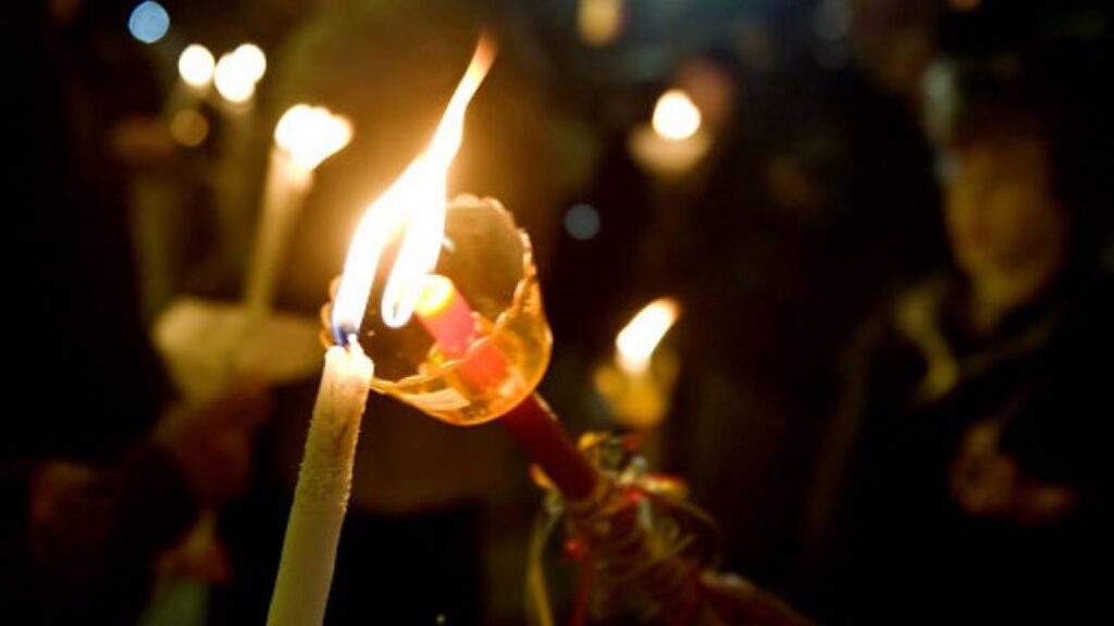 Πάσχα: Διπλή μάσκα και χωρίς φιλί αγάπης η φετινή Ανάσταση –  Τι ώρα θα πάτε στην εκκλησία, τα μέτρα και οι απαγορεύσεις